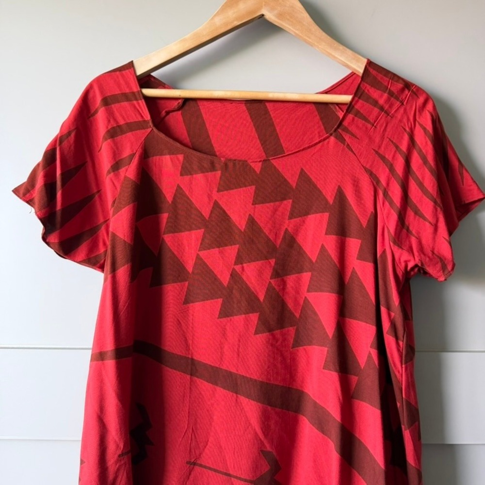 Hawaiian Tunic Top Women M Red Geometric Short Sleeve Scoop Neck Top Bird Tribal - Picture 2 of 10